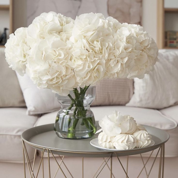 Bình hoa cẩm tú cầu trắng